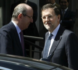 El presidente del Gobierno, Mariano Rajoy, a su llegada al Hospital USP San José, junto al jefe de la Casa de S.M. el Rey, Rafael Spottorno