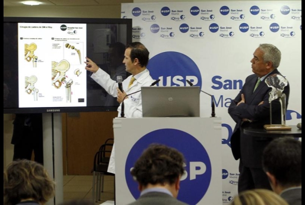 El Dr. Villamor explica los detalles de la intervención, en presencia del Dr. Barros