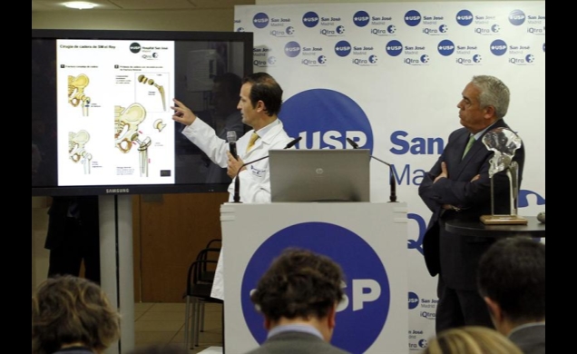 El Dr. Villamor explica los detalles de la intervención, en presencia del Dr. Barros