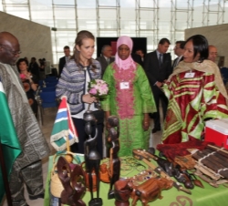 La Infanta, durante su recorrido por los stands