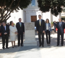 Don Felipe y Doña Letizia tras descubrir la placa conmemorativa de su visita