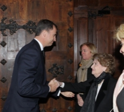 Don Felipe saluda a la viuda de Antonio Mingote, Isabel Vigiola