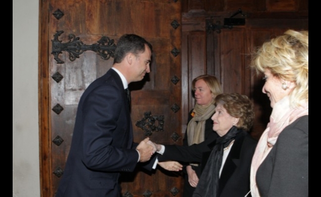 Don Felipe saluda a la viuda de Antonio Mingote, Isabel Vigiola
