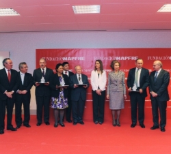 Fotografía de grupo con los premiados