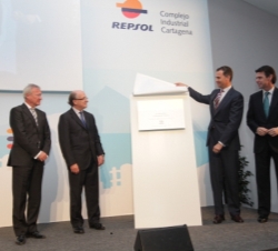 Don Felipe descubre la placa conmemorativa de la inauguración