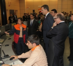 El Prínicpe visita el Centro de Control de la refinería