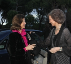 Doña Sofía recibe a la Reina Silvia a su llegada al Palacio de La Zarzuela