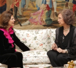 Su Majestad la Reina Doña Sofía conversa con la Reina Silvia de Suecia antes de la cena