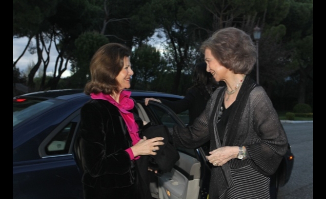 Doña Sofía recibe a la Reina Silvia a su llegada al Palacio de La Zarzuela