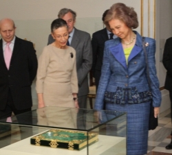 Doña Sofía, junto a la comisaria de la exposición y el ministro de Educación, Cultura y Deporte
