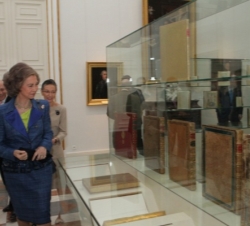 Doña Sofía, durante su recorrido por la exposición
