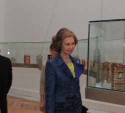 La Reina contempla algunas de las piezas expuestas