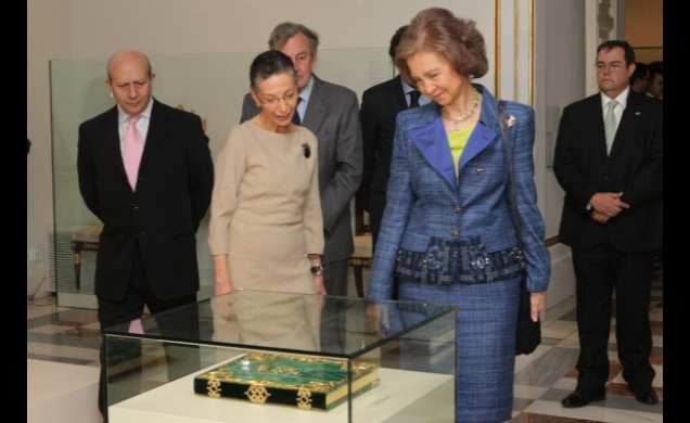 Doña Sofía, junto a la comisaria de la exposición y el ministro de Educación, Cultura y Deporte