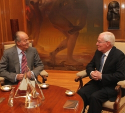 Su Majestad el Rey conversa con el director del Instituto Cervantes, Víctor García de la Concha