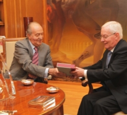 Don Juan Carlos hace entrega a Víctor García de la Concha de la copia del libro que recoge la fundación y ordenamiento de la Orden del Toisón de Oro