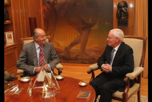 Su Majestad el Rey conversa con el director del Instituto Cervantes, Víctor García de la Concha