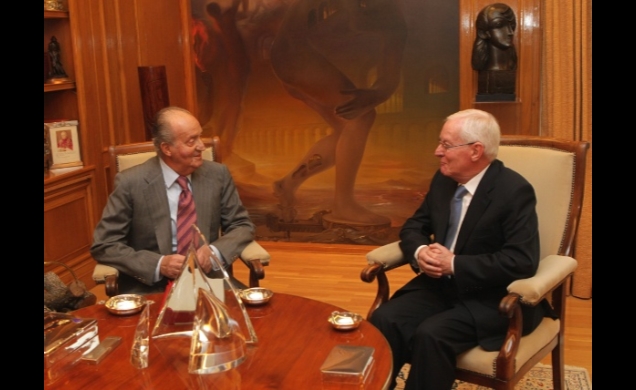 Su Majestad el Rey conversa con el director del Instituto Cervantes, Víctor García de la Concha