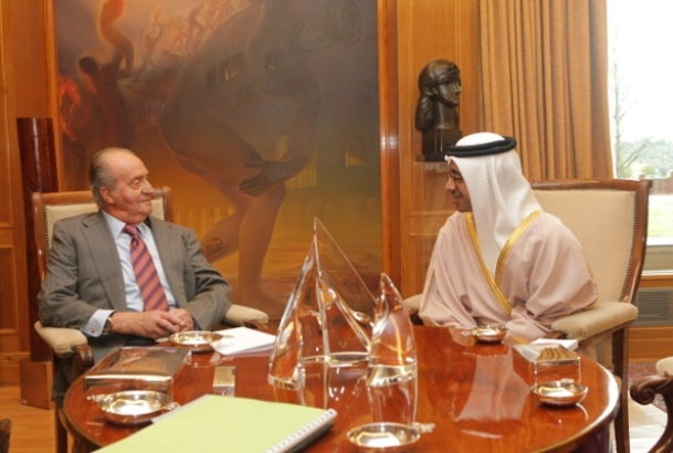 Su Majestad el Rey conversa con Su Alteza el Jeque Abdullah bin Zayed Al Nahyan, Ministro de Asuntos Exteriores de EmiratosÁrabes Unidos