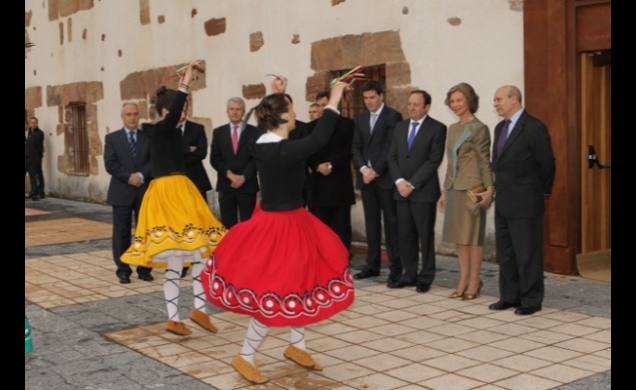 Su Majestad la Reina observa una danza interpretada por el Grupo Municipal de Danzas de Ezcaray, a su llegada al Teatro