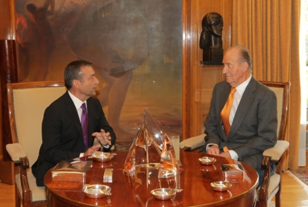 Don Juan Carlos conversa con el presidente canario, Paulino Rivero