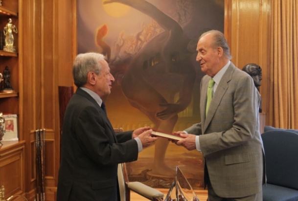 Pascual Sala Sánchez, presidente del Tribunal Constitucional entrega a Don Juan Carlos la memoria correspondiente al año 2011