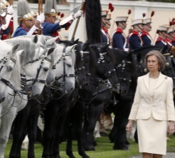 Su Majestad la Reina pasa revista a las tropas que rindieron honores