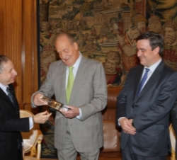 El presidente de la FIA, Jean Todt, entrega el galardón a Don Juan Carlos, en presencia del secretario de Estado para el Deporte, Miguel Cardenal, y e