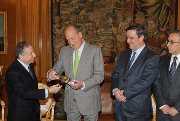 El presidente de la FIA, Jean Todt, entrega el galardón a Don Juan Carlos, en presencia del secretario de Estado para el Deporte, Miguel Cardenal, y e