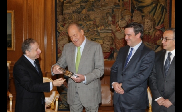 El presidente de la FIA, Jean Todt, entrega el galardón a Don Juan Carlos, en presencia del secretario de Estado para el Deporte, Miguel Cardenal, y e