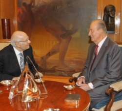 Don Juan Carlos conversa con el presidente del Consejo de Estado durante la audiencia