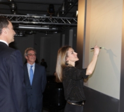 Doña Letizia, en presencia de Don Felipe, firma con un puntero digital