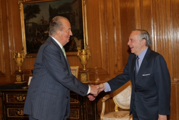Don Juan Carlos recibe el saludo del presidente de la Fundación Cotec, JoséÁngel Sánchez Asiaín