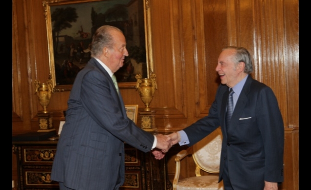 Don Juan Carlos recibe el saludo del presidente de la Fundación Cotec, JoséÁngel Sánchez Asiaín