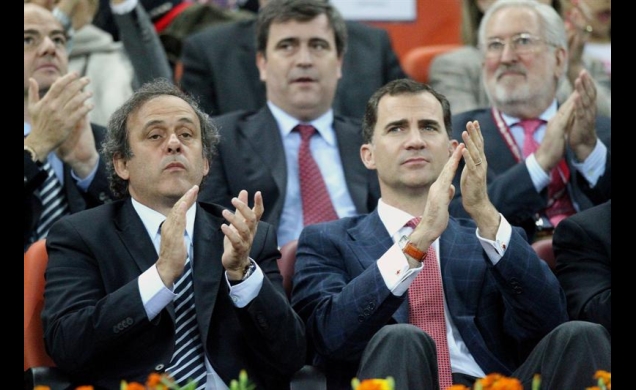 Don Felipe, junto al presidente de la UEFA, Michel Platini