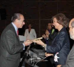 Jaime Lamo de Espinosa recoge el premio de manos de Doña Sofía