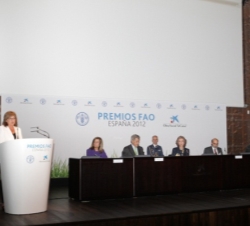 Vista de la mesa presidencial, durante la intervención de la maestra de ceremonias, la periodista Olga Viza