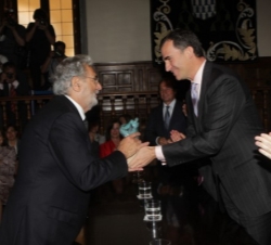 Don Felipe entrega el galardón a Plácido Domingo