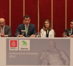 Don Felipe durante sus palabras acompañado por Doña Letizia, el ministro de Educación, Cultura y Deporte, y el director de programas de la Fundación C
