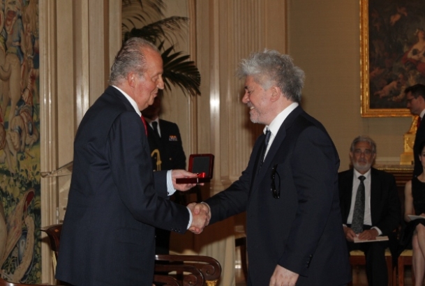 Su Majestad el Rey entrega la Medalla al director de cine Pedro Almodóvar