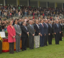 Su Alteza Real junto a las autoridades presentes en el Concurso
