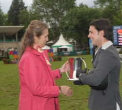 Doña Elena hace entrega del trofeo al jinete español SergioÁlvarez