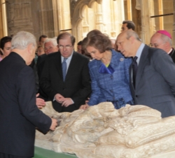 La Reina observa una de las obras