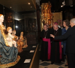 Su Majestad la Reina en la exposición