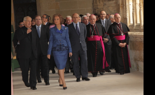 Su Majestad la Reina durante su recorrido por la exposición