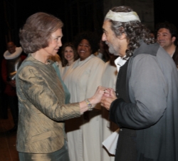 Doña Sofía saluda al tenor Plácido Domingo