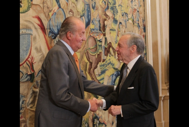 El Rey recibe el saludo de José Angel Sánchez Asiaín
