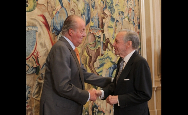 El Rey recibe el saludo de José Angel Sánchez Asiaín