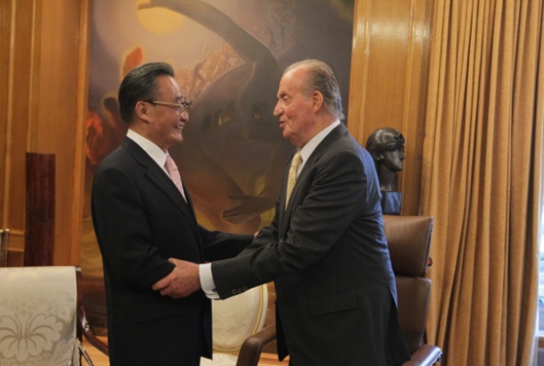 Don Juan Carlos recibe el saludo del Presidente de la Asamblea Popular Nacional de la República Popular China