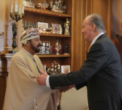 Su Majestad el Rey recibe al Ministro encargado de defensa del Sultanato de Omán