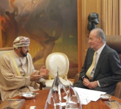 Don Juan Carlos durante la audiencia con el Sr. Sayyid Badr bin Saud al Busaidi